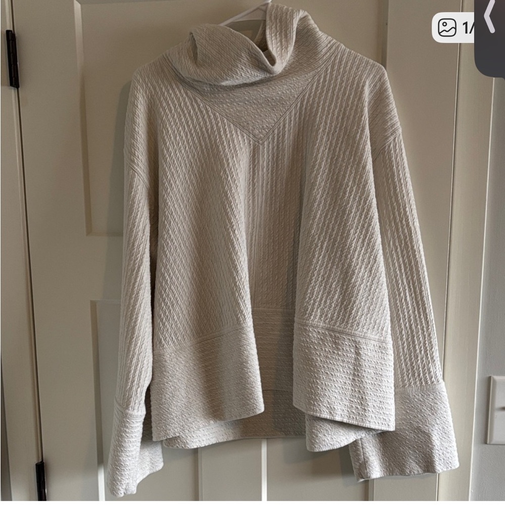 Lululemon Textured Turtle Neck Size Large/XL White Opal